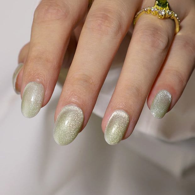 Émeraude  – Ongles Oval vert clair cat eye | ONAILZ