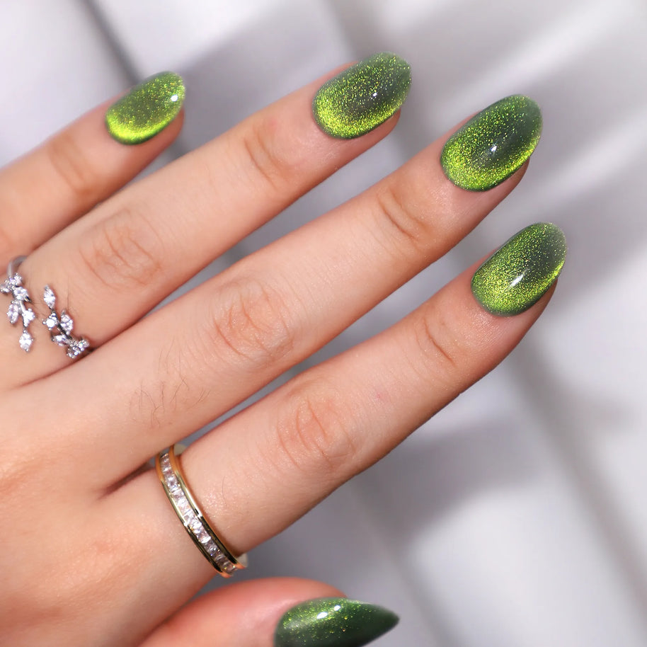 Émeraude Stellaire – Ongles oval verts cat eye scintillants | ONAILZ