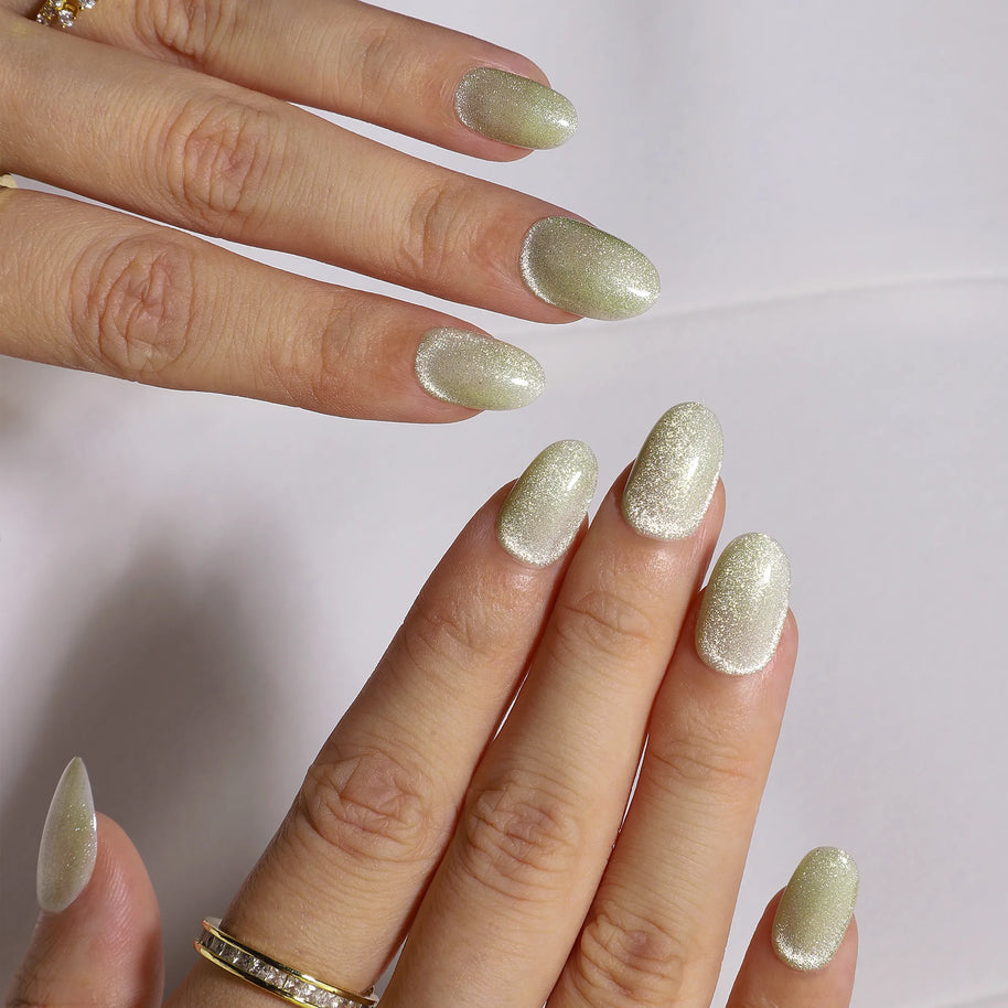 Émeraude  – Ongles Oval vert clair cat eye | ONAILZ