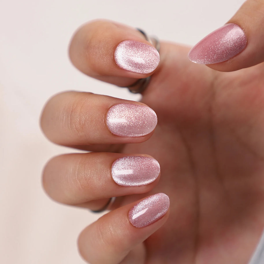 Quartz Rose – Ongles Arrondi rose clair cat eye | ONAILZ