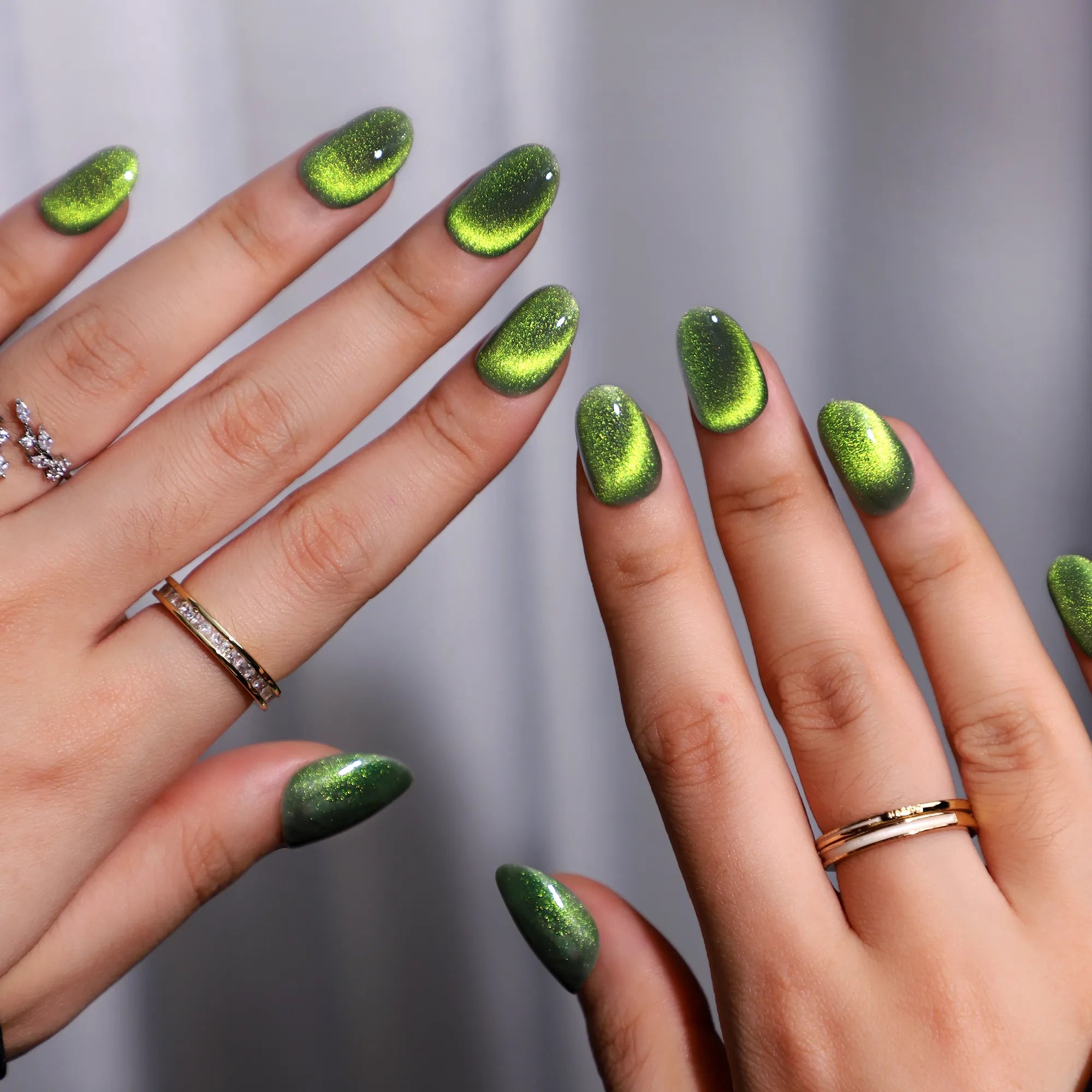 Émeraude Stellaire – Ongles oval verts cat eye scintillants | ONAILZ