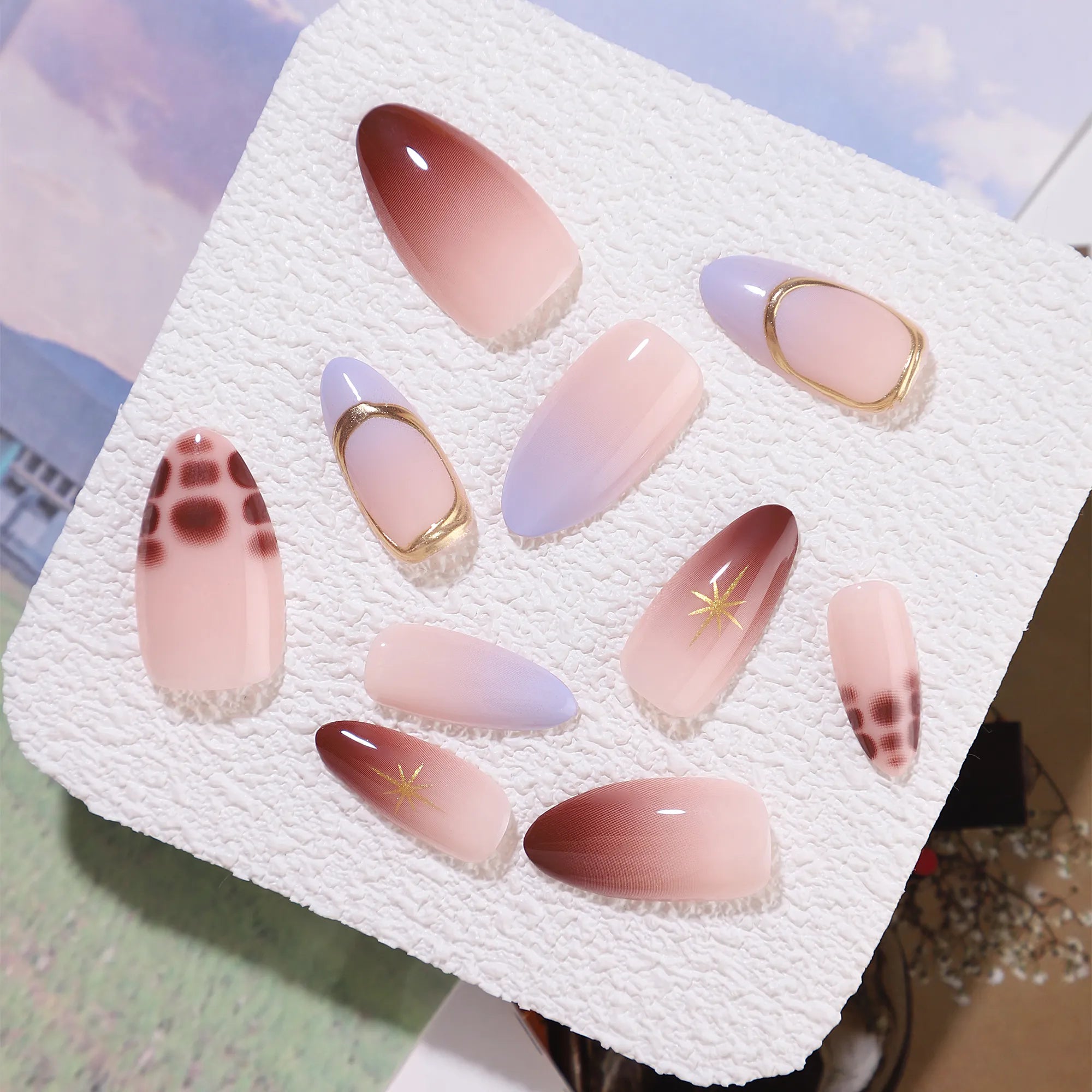 Prisme Royal — Amande Violet & Brun, Lignes Dorées | ONAILZ