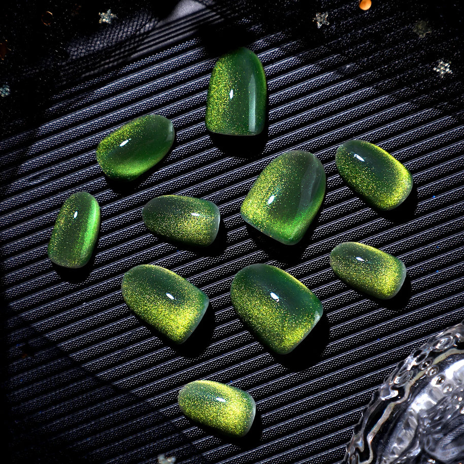 Émeraude Stellaire – Ongles oval verts cat eye scintillants | ONAILZ