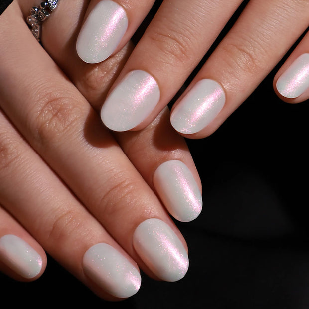 Perle nacrés – Ongles courts oval blancs pailleté