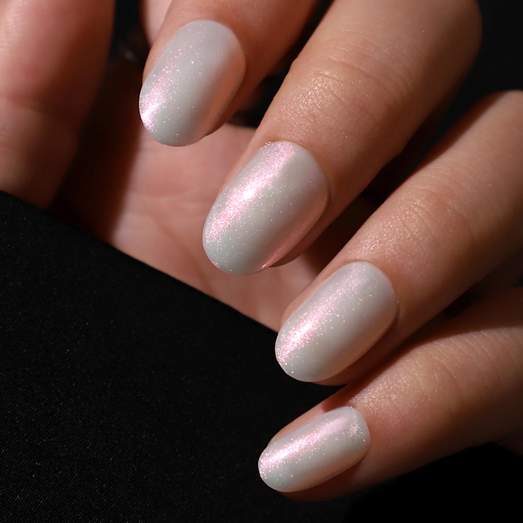 Perle nacrés – Ongles courts oval blancs pailleté