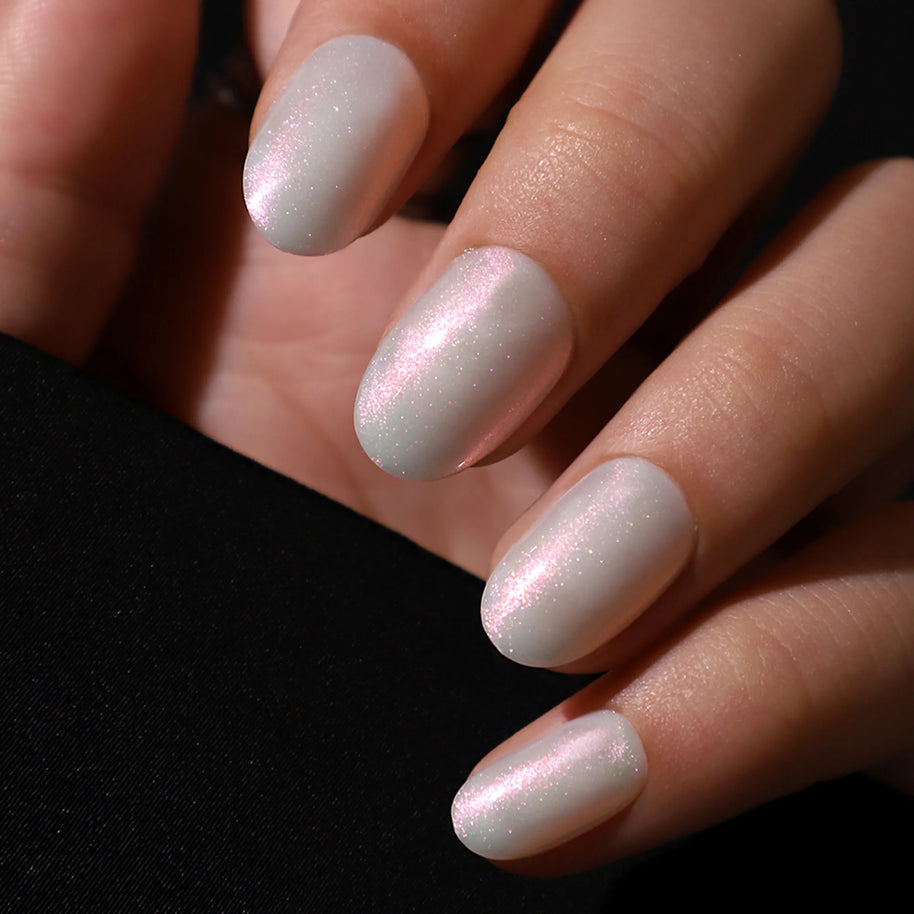 Perle nacrés – Ongles courts oval blancs pailleté