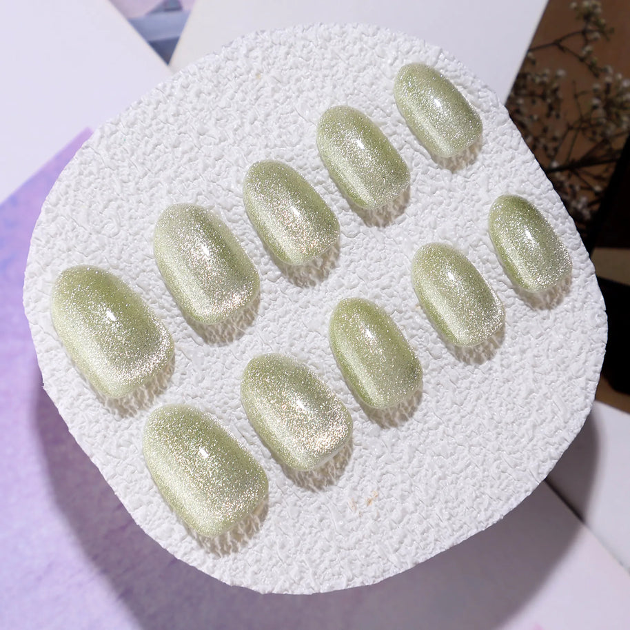 Émeraude  – Ongles Oval vert clair cat eye | ONAILZ