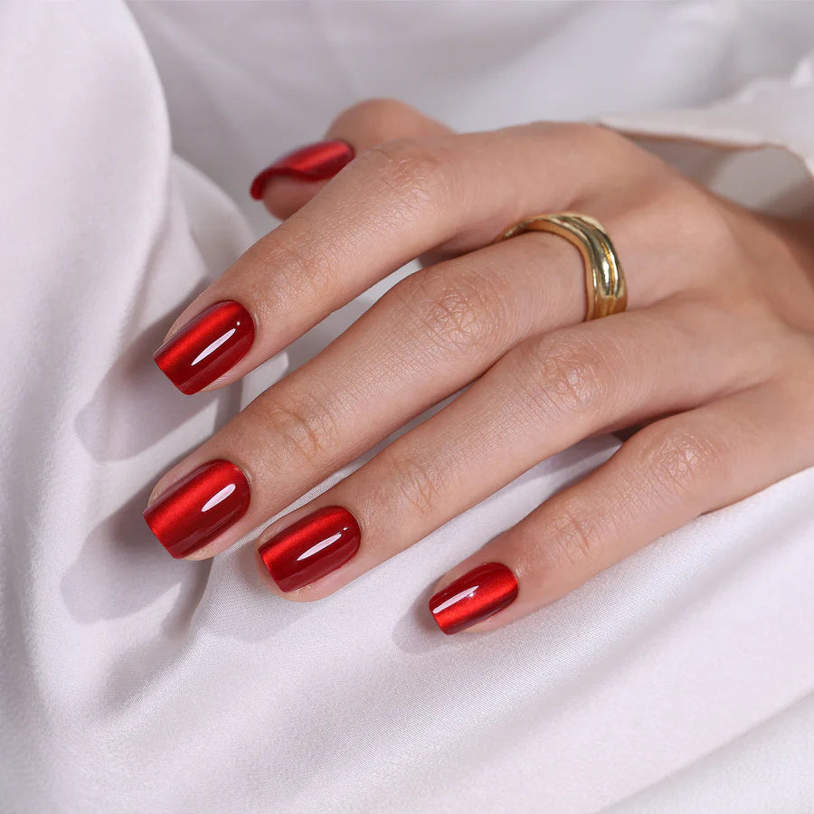 Rubis Félin — Carré Moyen Cat Eye Rouge | ONAILZ