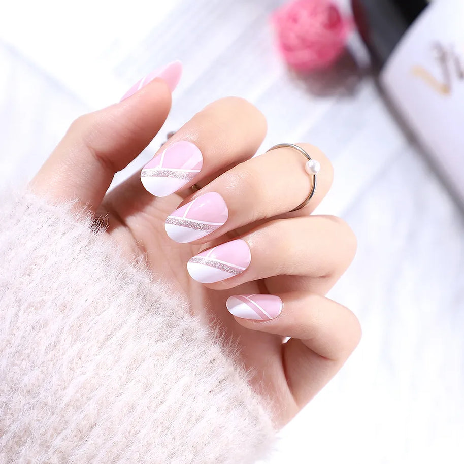 Astra – Ongles courts oval géométriques blanc & glitter