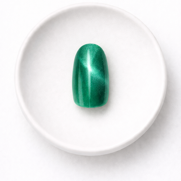 Émeraude  – Ongles Oval vert clair cat eye | ONAILZ