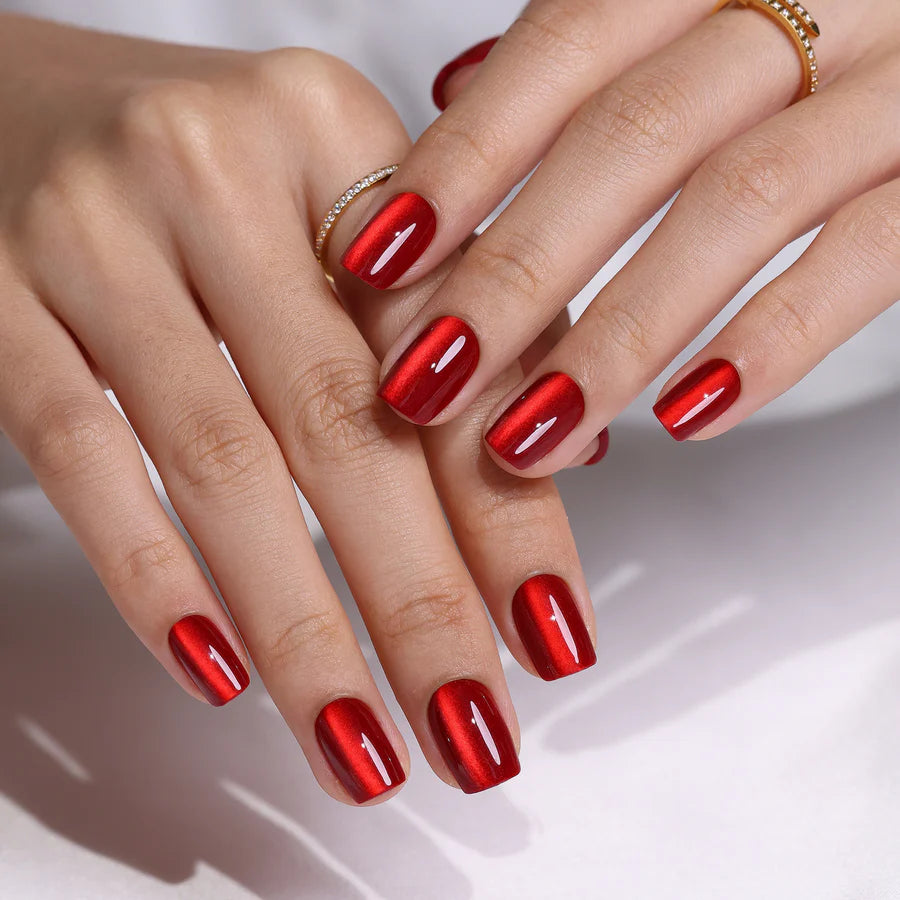 Rubis Félin — Carré Moyen Cat Eye Rouge | ONAILZ